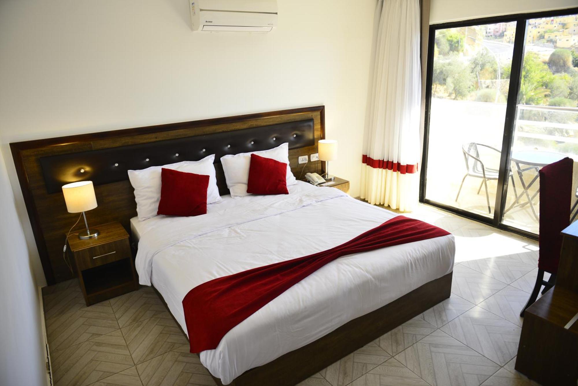 Petra Corner Hotel Екстер'єр фото